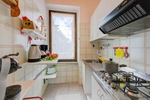 托斯科拉諾－馬德爾諾的住宿－Al Peverì - Family Friendly - Happy Rentals，一间带炉灶和窗户的小厨房