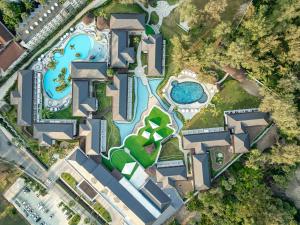 una vista aérea de una piscina en un complejo en Amora Beach Resort Phuket - SHA Extra Plus, en Bang Tao Beach