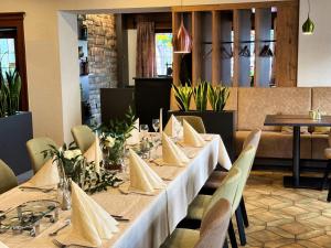 Gasthof Krancher في روديشيم أم راين: غرفة طعام مع طاولة وكراسي طويلة