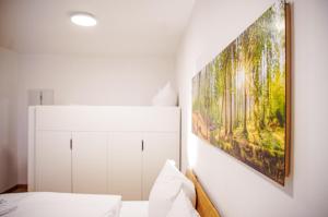 een slaapkamer met een bed en een schilderij aan de muur bij FeWo Winterberg Panorama in Winterberg