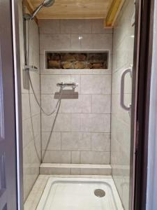 y baño con ducha, lavabo y aseo. en Roulotte La Maison Des Trois Grands, en Sannat