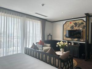TV a/nebo společenská místnost v ubytování Luxe Paradise Premium Hotel Pham Hong Thai