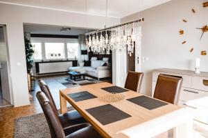 a kitchen and dining room with a table and chairs at ME Homes - große moderne Designer-Wohnung für Urlaub und Business - mit Küche, Büro, Balkon und 2 Parkplätzen in Bayreuth