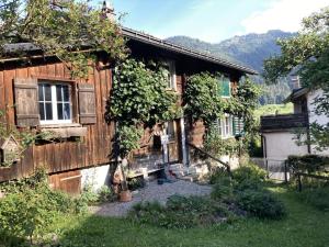 uma casa de madeira com um jardim em frente em Revier Natur pur em Glarus
