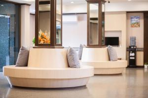 TV a/nebo společenská místnost v ubytování Klaang Muang Hotel (โรงแรมกลางเมือง)