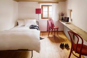 Postel nebo postele na pokoji v ubytování Hotel Chasa Chalavaina - Historisches Hotel des Jahres 2024