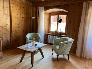 Posezení v ubytování Hotel Chasa Chalavaina - Historisches Hotel des Jahres 2024