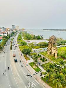 una vista aérea de una ciudad con una carretera y un edificio en Clover Home Quảng Bình, en Dong Hoi
