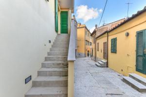 un callejón en un casco antiguo con escaleras en Mimì, en Capoliveri