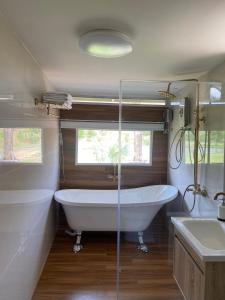 ein Badezimmer mit einer Badewanne und einem Waschbecken in der Unterkunft Nex Station Kanchanaburi in Kanchanaburi