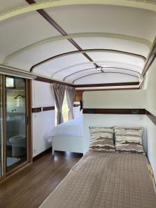 łóżko w środku pokoju w obiekcie Nex Station Kanchanaburi w mieście Kanchanaburi