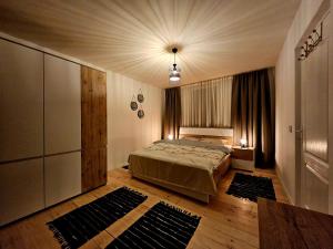 Un pat sau paturi într-o cameră la MONA LISA HOUSE