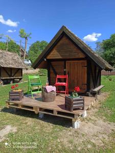 mały domek z 2 krzesłami i tarasem w obiekcie Mini-Camp SKELICA w mieście Neštin