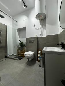 La salle de bains est pourvue de toilettes, d'un lavabo et d'une douche. dans l'établissement Valea Doftanei Glamping, à Teşila