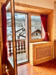 um quarto com uma grande janela com vista em Bike&Ski Saroch Apartments em Livigno