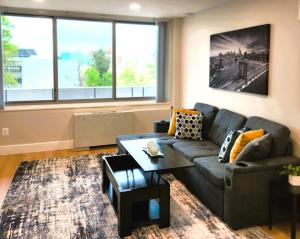 Posezení v ubytování Cozy King Suite in the heart of Towson