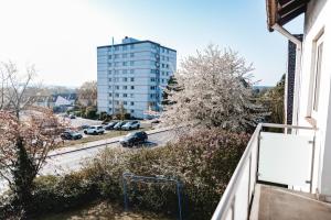 an apartment balcony with a view of a parking lot at ME Homes - große moderne Designer-Wohnung für Urlaub und Business - mit Küche, Büro, Balkon und 2 Parkplätzen in Bayreuth