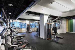 Fitness centrum a/nebo fitness zařízení v ubytování Cozy King Suite in the heart of Towson