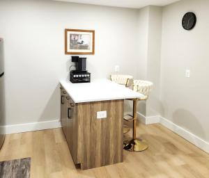 Fotografie z fotogalerie ubytování Cozy King Suite in the heart of Towson v destinaci Towson