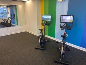 Fitness centrum a/nebo fitness zařízení v ubytování Cozy King Suite in the heart of Towson