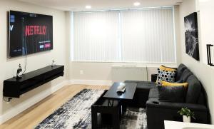 Posezení v ubytování Cozy King Suite in the heart of Towson
