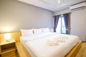 Postel nebo postele na pokoji v ubytování Klaang Muang Hotel (โรงแรมกลางเมือง)