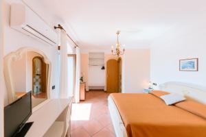 TV in/ali zabaviščno središče v nastanitvi Albergo La Margherita