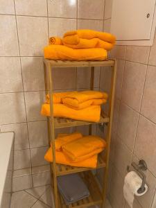 a towel rack with orange towels in a bathroom at Appartment Maxi 3 Personen, Zentrale Lage, ruhige Nebenstraße in Dessau