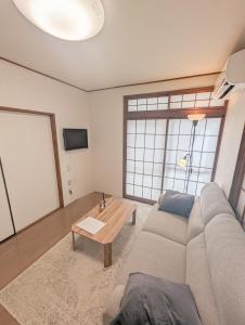 salon z kanapą i stolikiem kawowym w obiekcie KIBA HOUSE w Tokio