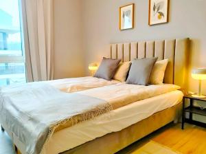 duże łóżko w sypialni z 2 lampami w obiekcie SECOND HOME Lubawa w mieście Lubawa