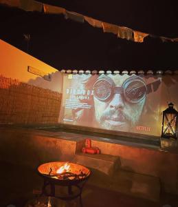 um anúncio para um filme com um homem de óculos escuros em Alentejo Zen BnB, Cozy suite, Patio, Private pool and entrance, Fire Pit em Alcarias