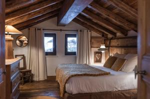 ヴァル・ディゼールにあるChalet Marie - Les Chalets COVARELの大きなベッドと2つの窓がある寝室