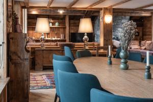 ヴァル・ディゼールにあるChalet Marie - Les Chalets COVARELのダイニングルーム(テーブル、青い椅子付)