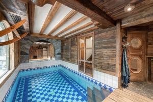 ヴァル・ディゼールにあるChalet Marie - Les Chalets COVARELの木製の天井の家の屋内スイミングプール