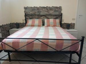 um quarto com uma cama grande e 2 almofadas em Toskana Relax em Fucecchio
