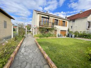 a house with a yard with a walkway at TEA&CHILL - Manhattan home - proche gare in Tremblay En France