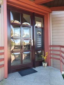 eine Eingangstür eines Hauses mit Glasfenstern in der Unterkunft FeWo Harzer Leidenschaft bis 2 Hunde Willkommen TOP Lage DTV 5 Sterne 3 Pfoten in Sankt Andreasberg