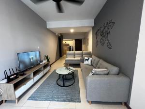 un salon avec deux canapés et une télévision à écran plat dans l'établissement K Avenue home Suhaila, à Kota Kinabalu