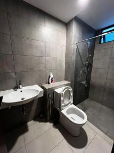 une salle de bain avec un lavabo, des toilettes et une douche dans l'établissement K Avenue home Suhaila, à Kota Kinabalu 29 autres photos
