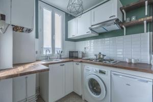 cocina blanca con lavadora y fregadero en Tea&Chill - Mimosa - Proche métro 5, en Drancy