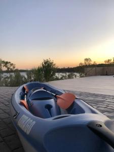 a blue kayak sitting on a stone surface at Casa Rural encantos de Orellana in Navalvillar de Pela