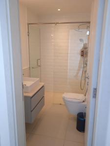 een badkamer met een toilet, een wastafel en een douche bij Sifah Inn in As Sīfah