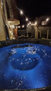 een groot zwembad met blauw water in een kamer bij Agroturystyka "Apartament na wsi" Bory Tucholskie 