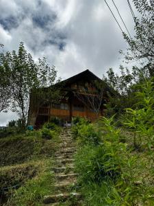 een huis aan de zijkant van een heuvel bij Sapa Wind’s House in Lao Cai