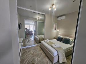 ルートラキにあるAGORA luxury APARTMENT 9の大きなベッドとリビングルームのある寝室