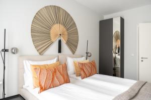 グダニスクにあるLion Apartments - SCALA City Center Premium Apartments&Studio IIDのベッドルーム(ベッドの上に大きな壁時計付)