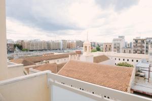una vista desde el techo de un edificio en Central Apartment en Bari
