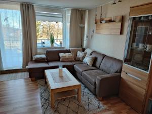 een woonkamer met een bank en een tafel bij Ferienwohnung Wallner Rosi in Sankt Englmar