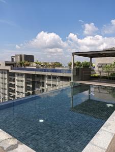uma piscina no telhado de um edifício em C-10-04 - 2 Room - Youth City - Nilai - Infinity pool em Nilai
