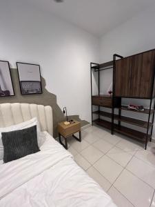 um quarto com uma cama branca e uma mesa em C-10-04 - 2 Room - Youth City - Nilai - Infinity pool em Nilai